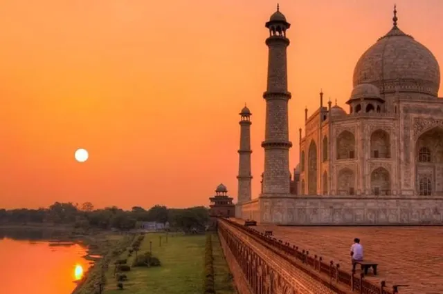 Taj Mahal at sunrise and Agra Fort, half day