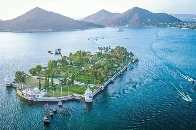 Udaipur in a day, by tuk-tuk or car with driver