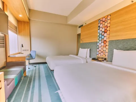 Room with two beds of Aloft New Delhi Aerocity in New Delhi