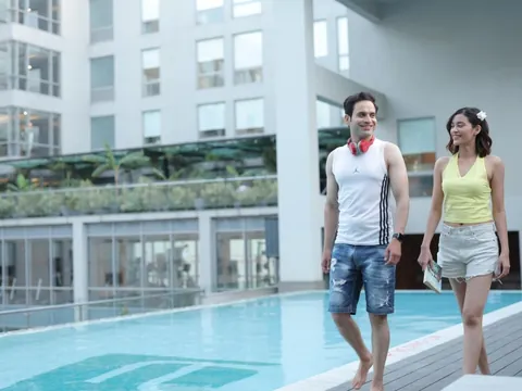 Pool of Aloft New Delhi Aerocity in New Delhi