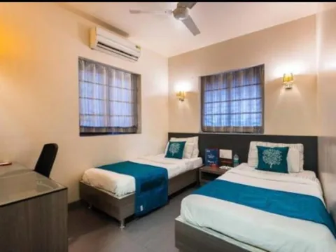 Room with two beds of Apollo Guest House in Mumbai