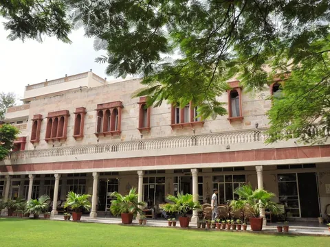 Façade and garden of Hotel Arya Niwas in Jaipur