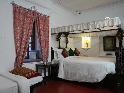Room with period bed of Little Garden Guest House in Udaipur