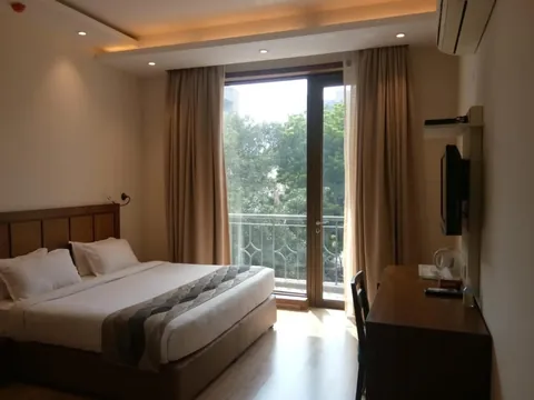 Room with balcony of UDS Villa in New Delhi